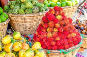 ovoci-na-maledivach-kraluji-oblibene-rambutany-cervene-1024x679.jpg